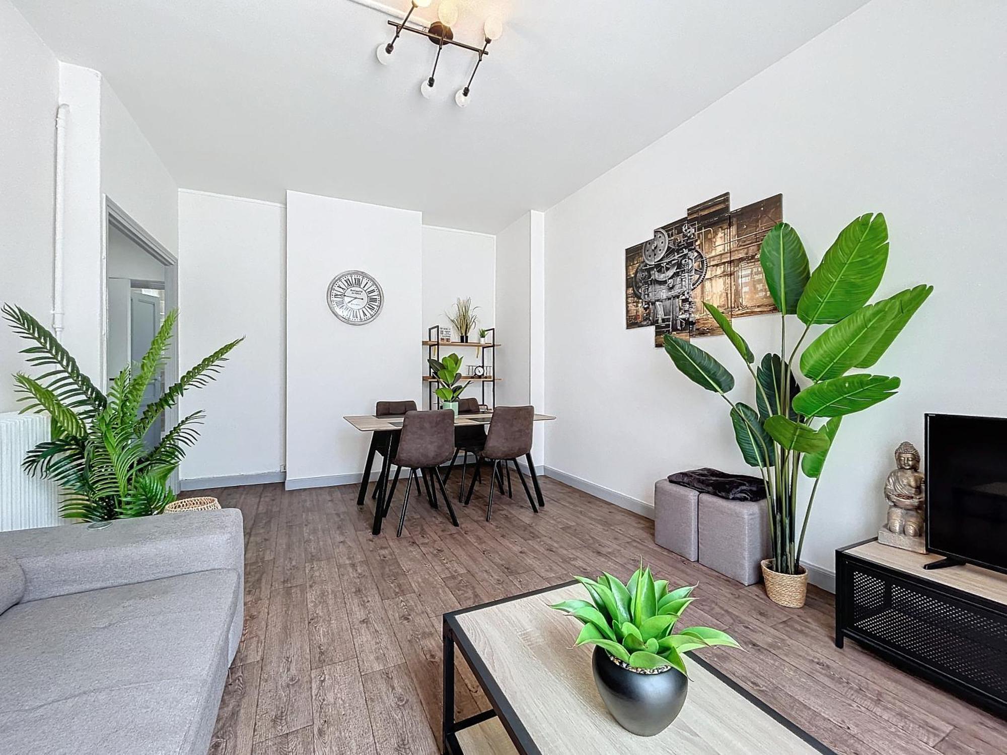 Le 4-F2 Centre Historique Apartment มงต์ลูซง ภายนอก รูปภาพ